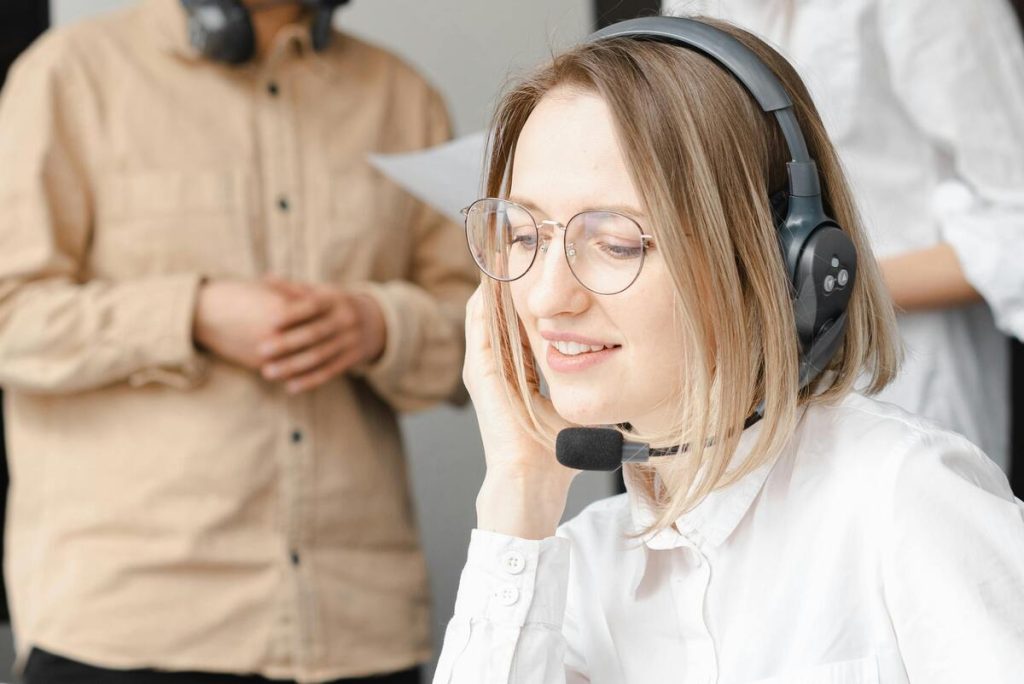 Customer service agent taking calls with the help of AI answering service