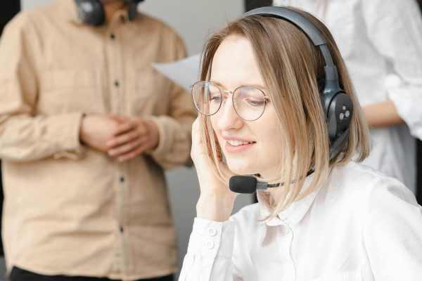 Customer service agent taking calls with the help of AI answering service